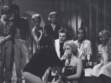 Photo de tournage de La Dolce Vita, Rome, 1959, un instant suspendu où la composition révèle déjà la décadence raffinée qui deviendra la signature visuelle du film