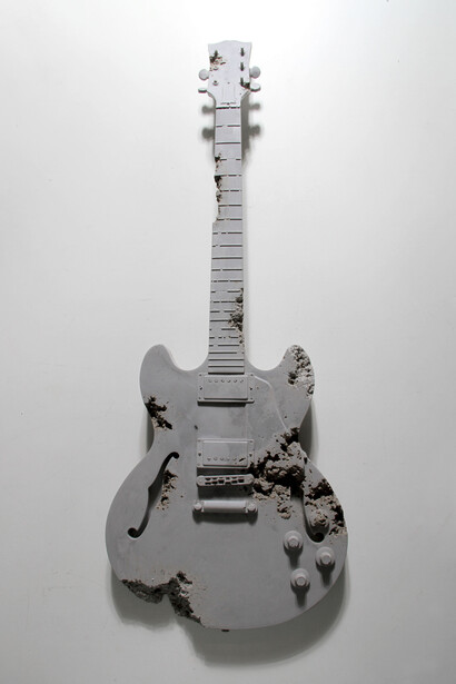 Daniel Arsham, "Glacial Rock Eroded Hollow Guitar" 2014, Poussière de roche glacière, fragments de marbre, hydrostone, 106,5 x 38 x 7,5 cm / 42 x 15 x 3 inches, Courtesy Galerie Perrotin