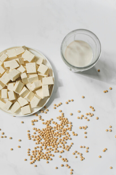Existem diferentes tipos de tofu, como o firme e o macio, cada um indicado para receitas específicas, desde pratos salgados até sobremesas