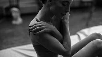 Mulher abraça a si mesma. Em tempos saturados — de imagens, de críticas, de expectativas, de comparações —, escolher olhar para dentro é um gesto raro e necessário. O Naikan nos convida a sair do ruído e entrar em contato com o que muitas vezes esquecemos: nossa própria presença. É nesse silêncio, nessa pausa intencional, que voltamos a sentir com profundidade, a lembrar com gratidão, a viver com mais verdade