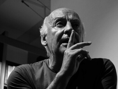 La utopía se encuentra en el horizonte. Cuando me acerco dos pasos, se aleja dos pasos. El escritor Eduardo Galeano durante una conferencia en la librería Librarsi, 2008, Vicenza, Italia