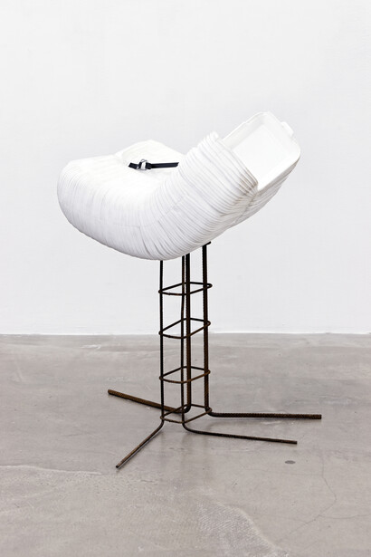 Anita Molinero, Sans titre (boîtes MacDonald blanches), 2012, Boîtes McDonald, fer à béton, 75 x 60 x 38 cm, Pièce unique, Certificat d'authenticité, Photo © Aurélien Môle