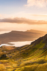 Hombre fotografiando la naturaleza. Old Man of Storr, Isla de Skye, Reino Unido