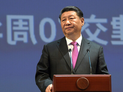 Xi Jingpin standing at a press conference