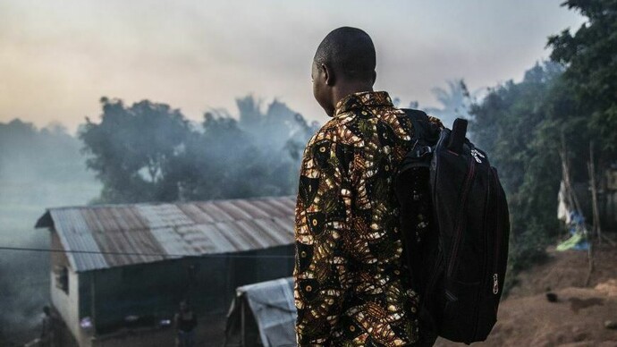 Un superviviente al ébola mira su poblado