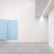 Converging trajectories: Ettore Spalletti meets Gino De Dominicis and Franz West, veduta della mostra. Cortesia di Vistamare