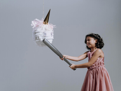 En Europa, las piñatas se adaptaron a las celebraciones cristianas, con figuras de barro que simbolizaban la lucha contra el mal
