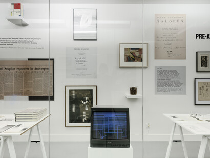 Various artists, Old guard? Avant-garde! Exhibition view. Courtesy of M HKA