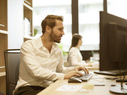 Trabajador usando la computadora