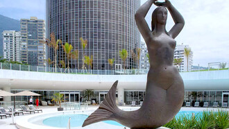 Vista da piscina e estátua da sereia, símbolo do Hotel Nacional, Rio de Janeiro, Brasil