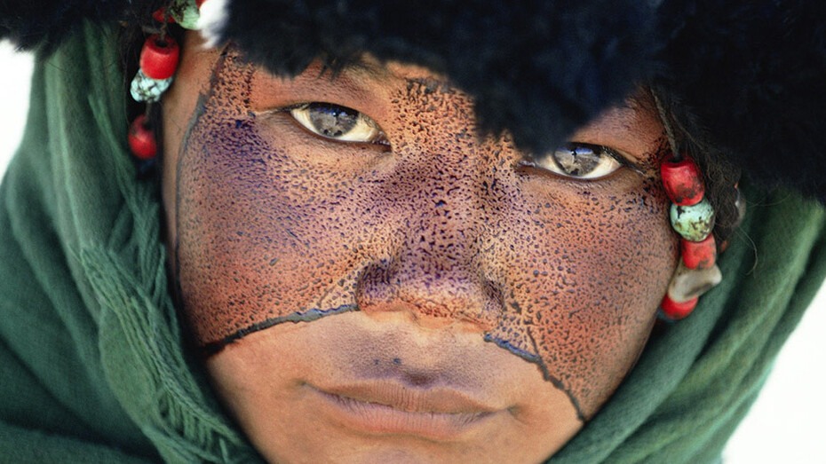 Kazuyoshi Nomachi, Tibet, Una ragazza nomade con il volto cosparso di una sostanza protettiva durante un pellegrinaggio, Tibet, Cina 1990 © Kazuyoshi Nomachi
