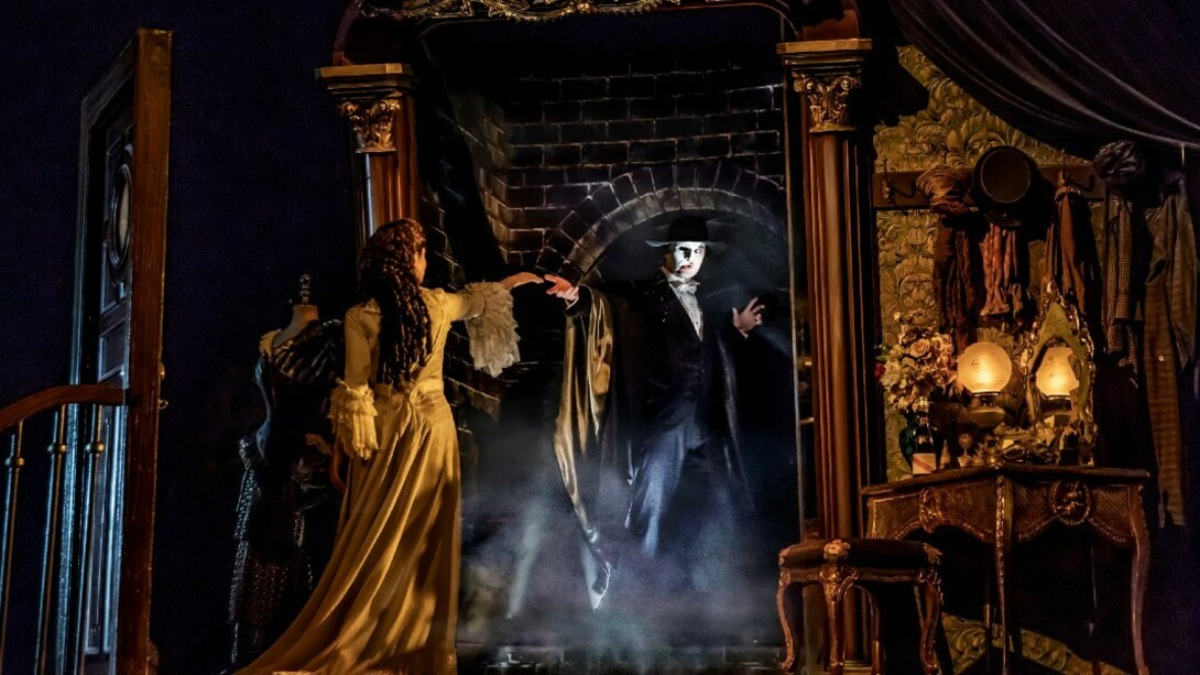 Il fantasma dell'Opera. Fine Ottocento, una bellissima soprano diventa l'ossessione di un misterioso uomo mascherato che vive nei labirinti sotterranei di Palazzo Garnier, l’iconica Opera di Parigi