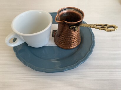 Un afable señor de mediana edad ,más de una vez, me invitó a un café: en el hornillo, por supuesto, y con briki. Café griego en Almírida, julio 2021, Creta, Grecia