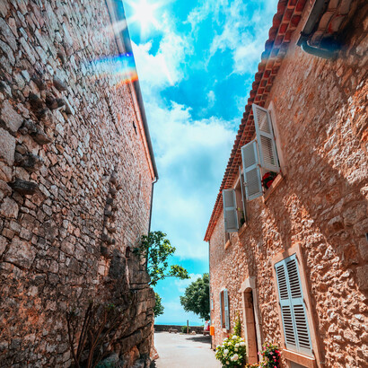 As cidades de Pisa e Lucca na Itália ajudavam no comércio marítimo e, por isso, sofreram diretamente com os enfrentamentos locais