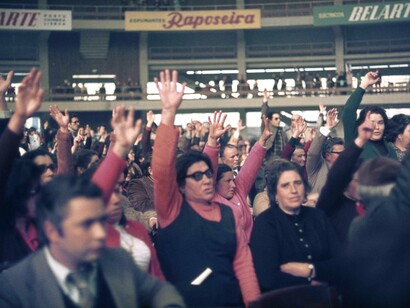 Alexandre Alves Costa, photographer, General meeting of local residents in the Sports Pavilion, Porto, Portugal, 5 April 1975, Courtesy of Alexandre Alves Costa © Alexandre Alves Costa
