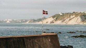 Filha de basco, carreguei meu sobrenome como um código — uma herança que eu reconhecia, mas não sabia decifrar. O convite para mergulhar nesse idioma chegou pela Euskal Etxea de São Paulo, que reuniu um pequeno grupo de iniciantes espalhados pela América do Sul e trouxe a professora Sabrina Otegui para nos conduzir por essa travessia