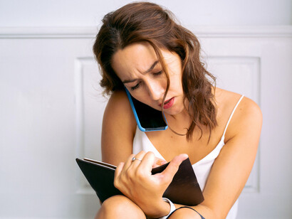 Médica enfrenta dia de trabalho intenso e se sente sobrecarregada com inúmeras tarefas