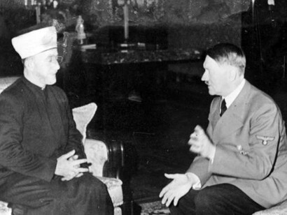 Muhammad Amin al-Husayni reunido con Hitler en Berlín. Al-Husayni ha sido considerado por cierta historiografía judía, al menos desde el punto de vista ideológico, como uno de los «arquitectos del Holocausto»
