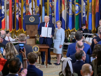 Il Presidente Donald Trump firma un ordine esecutivo per smantellare il Dipartimento dell'Educazione, giovedì 20 marzo 2025, nella Sala Est della Casa Bianca. Foto ufficiale della Casa Bianca di Molly Riley