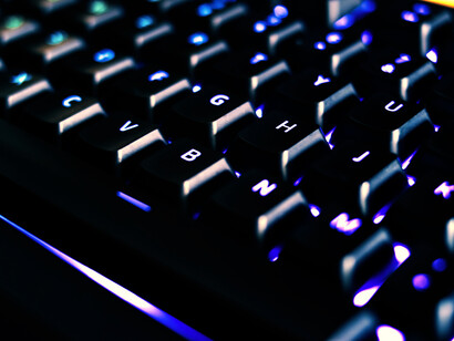 ChatGPT, facendo interagire le parole dei milioni di testi utilizzati nella fase di apprendimento, scopre le strutture che determinano l’allineamento delle parole