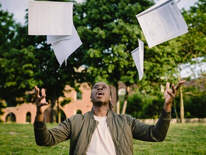 Outra coisa que não faço mais há muito tempo é esse negócio de planejar o ano, criar metas e objetivos que depois, no final dele, tornam-se motivo de frustração, porque na empolgação da virada do ano, quando fazemos aquelas mandingas todas, muitas vezes sob efeito de álcool, queremos ganhar o mundo, mas a dura realidade é que sempre é o mundo que ganha de uma forma ou de outra ele sempre vai vencer