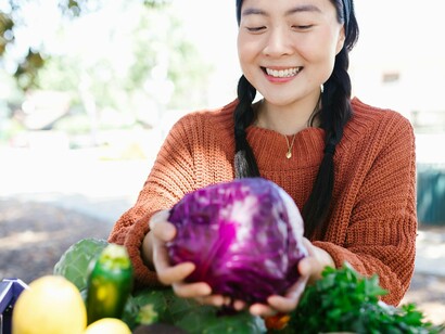 Mulher vende seus produtos na feira. De acordo com dados do MINAG (2012), a agricultura no setor familiar opera em unidades menores que 2 hectares. Além disso, apenas 3% das terras têm acesso a sistemas de irrigação, indicando grande dependência das chuvas