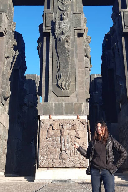 Cristina Correa conociendo Tiblisi, Georgia. Desde su regreso a Chile en 2022, Cristina ha seguido trabajando de manera remota, dictando talleres online y manteniendo su espíritu viajero y creativo