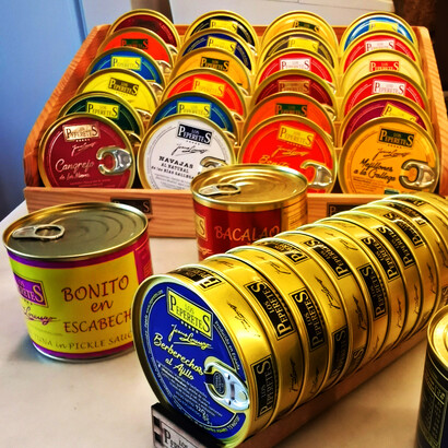Los distintos productos enlatados de la marca de conservas 'Los Peperetes' de Galicia, España
