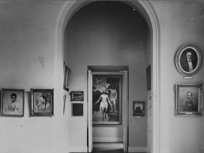 Sala Almeida Júnior: Museu Paulista, cerca de 1939. Fotografia pertencente ao Arquivo do Museu Paulista da Universidade de São Paulo. Suas obras retratam cenas da vida interiorana, como “Caipira Picando Fumo” (1893), e são consideradas precursoras do regionalismo na arte. Almeida Júnior ajudou a ampliar o repertório da pintura brasileira, mostrando que não apenas os grandes feitos históricos mereciam ser retratados, mas também o dia a dia do povo