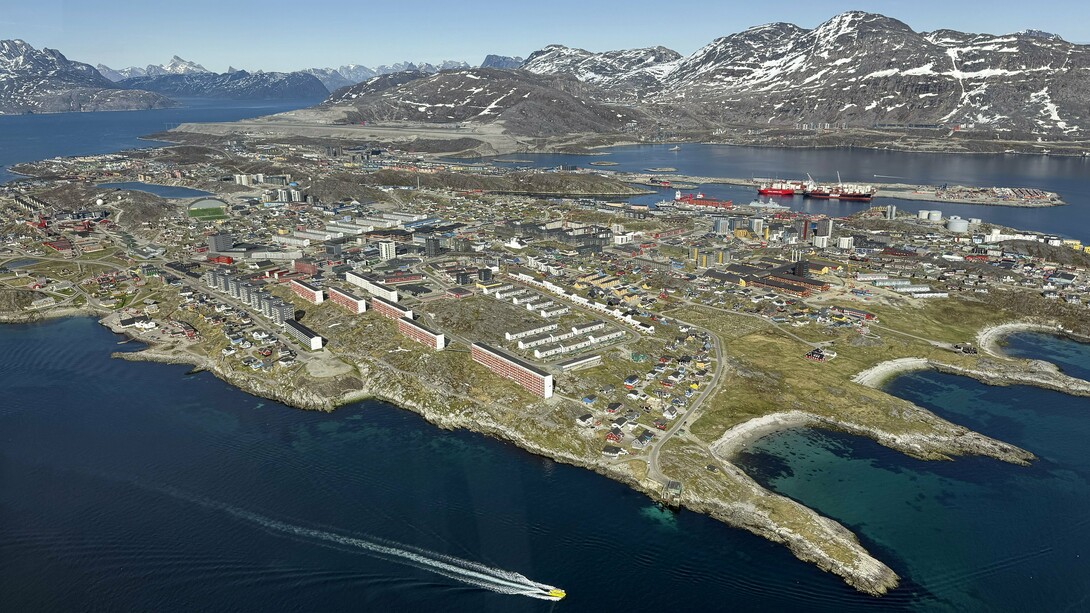 Vista aérea de Nuuk, capital da Groenlândia, cercada pelo mar e por montanhas. A combinação entre território, infraestrutura e posição geográfica ajuda a compreender a importância estratégica que a ilha adquiriu nas disputas pelo Ártico. A capital revela, em escala urbana, a dimensão de um território que passou a concentrar interesses climáticos, econômicos e geopolíticos