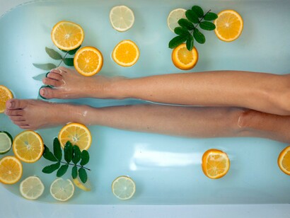 Mulher em banho de banheira com frutas e aromas