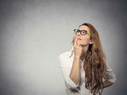 Una mujer tratando de recordar algo