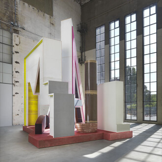 Ausstellungsansicht „Plateau mit Halbfigur“, Foto: Jens Ziehe, © Thomas Scheibitz / VG BILD-KUNST, Bonn, 2018