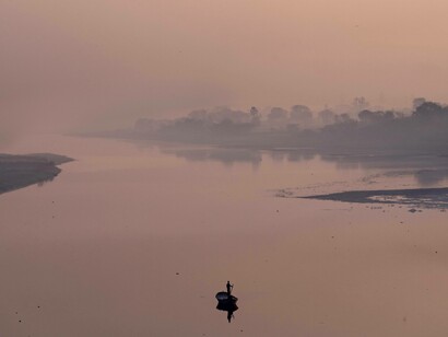 Pescatore all'alba, Varanasi, India