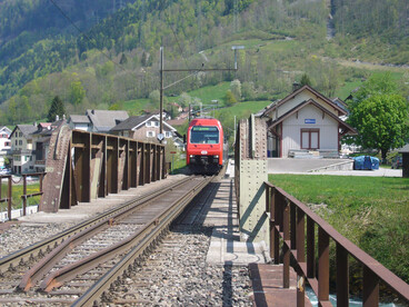 Pepe empezó a aprender alemán y a pasearse por el taller hablando italiano con los inmigrantes sureños. Estación de Rüti y puente sobre el río Linth, Suiza