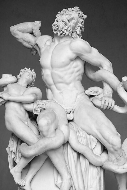 En las grandes civilizaciones antiguas como Egipto, Grecia, Roma y las culturas mesoamericanas, la arquitectura y la escultura funcionaban como elementos propagandísticos y cosmogónicos vinculados al Estado
