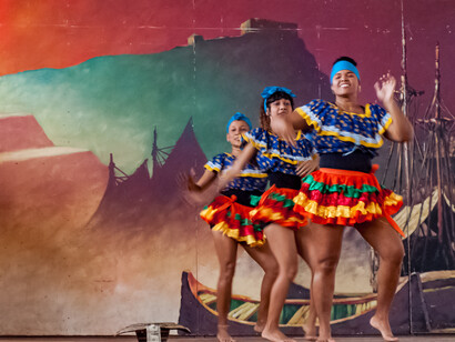 Parece que hemos olvidado perdidas tan terribles como el genocidio de un partido político (la Unión Patriótica), exterminado con el asesinato de cinco mil de sus militantes; además de la diáspora de millones que huyeron de su tierra. Bailarinas, 2018, Cartagena, Colombia