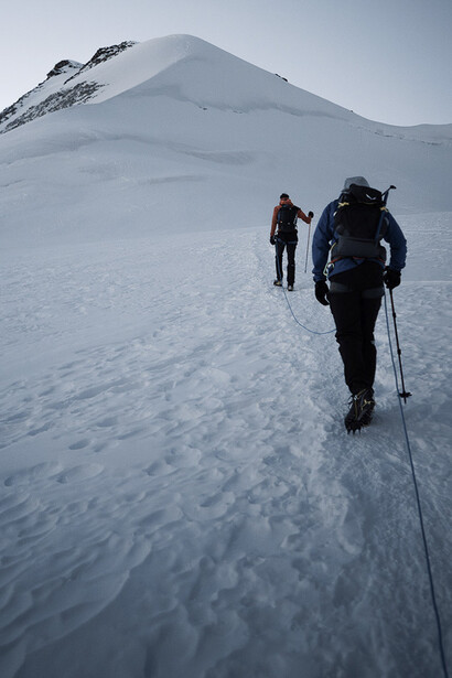 Secours en montagne. Il faut différencier ces secours de ceux sur les domaines skiables, prodigués par les pisteurs secouristes et relevant de la compétence du maire
