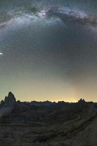 Dolomiti, con crocifisso, sotto la volta celeste. Sesto, Trentino Sud Tirolo, Italia