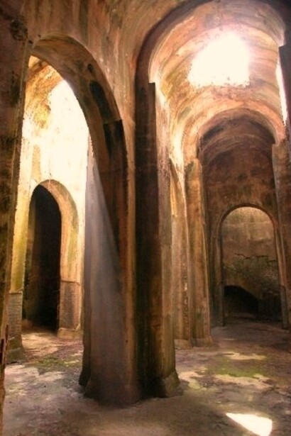 Con i suoi 70 metri di lunghezza, 25 metri di larghezza e 15 metri di altezza, la Piscina Mirabilis è un'opera ingegneristica imponente, capace di contenere oltre 12.000 metri cubi d'acqua. RaBoe/Wikipedia. Bacoli (NA), Italia