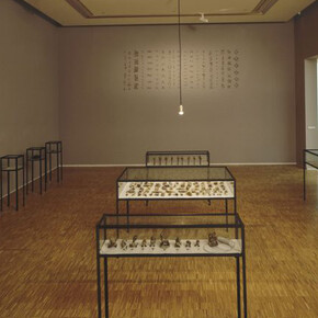 AM CB. Annette Messager et Christian Boltanski, vue de l'exposition. Avec l'aimable autorisation du Centre Pompidou Malaga