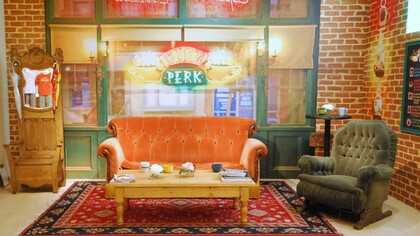 Cenário da série Friends. A maioria dessas séries fizeram parte da minha adolescência e assim como meus livros acabaram me moldando um pouco, acrescentando em meus sonhos o sonho da vida que queria para mim. Neste momento voltei a ver Gossip Girl, sem nenhuma razão aparente, uma vez ou outra acabo por me lembrar de uma forma saudosa do enredo, da época em que assisti e dos sentimentos que despertam em mim, por isso sigo maratonando um pouquinho a cada dia após o trabalho ou tarefas da vida adulta