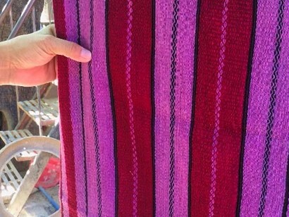 Dettaglio di pozahuanco tinto con il porpora marino