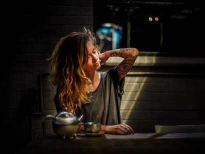 Mujer sentada en una cafetería