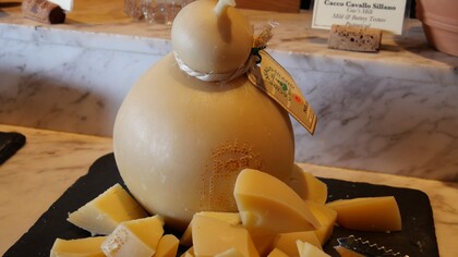 La produzione del caciocavallo in Puglia segue antiche tradizioni, utilizzando latte vaccino fresco proveniente da allevamenti locali
