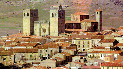 Catedral de Sigüenza, fachada sur. Guadalajara, Castilla—La Mancha, España