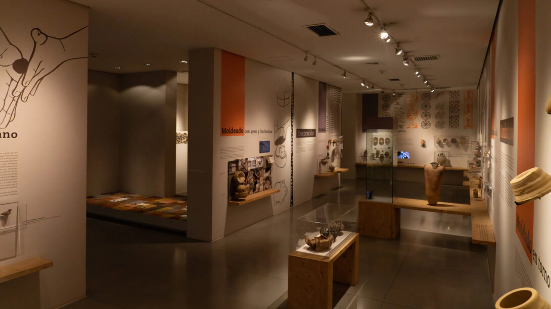 Varios artistas, El barro tiene voz, vista de exhibición. Cortesía del Museo de Antioquia