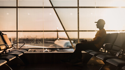 Hombre sentado en la sala de espera de un aeropuerto