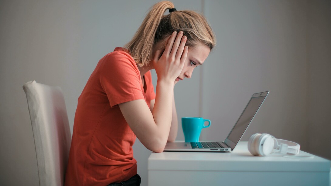 Mulher frustada frente ao computador