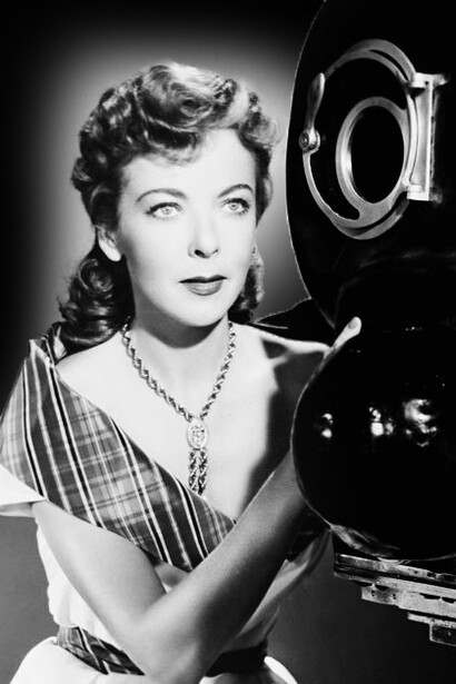 Su actitud inconformista la enfrentó al poder de los estudios, especialmente a Warner Bros., lo que derivó en suspensiones y castigos laborales